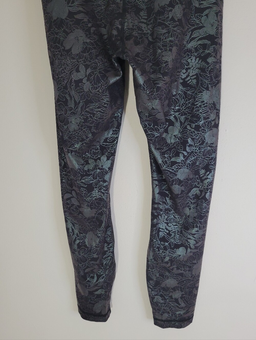lululemon athletica Women SZ 6  Black Leggings with Iridescent Teal Floral Print - Picture 6 of 9